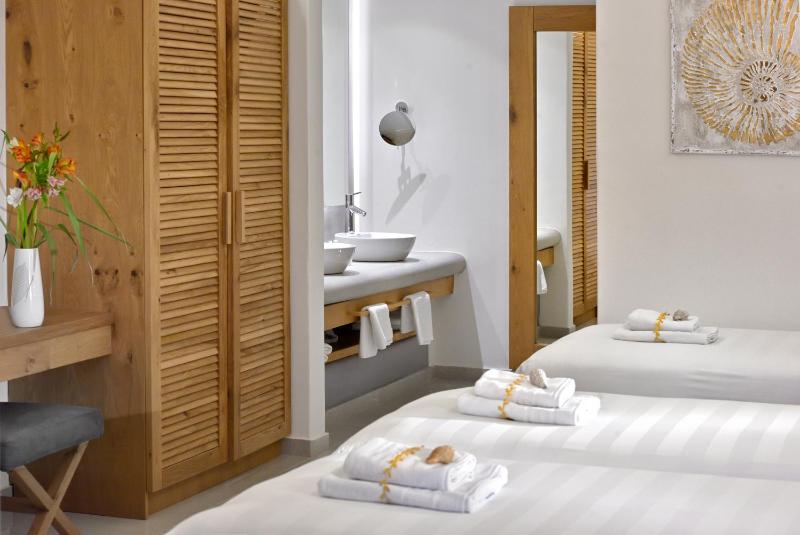 Superior Triple Room image 3