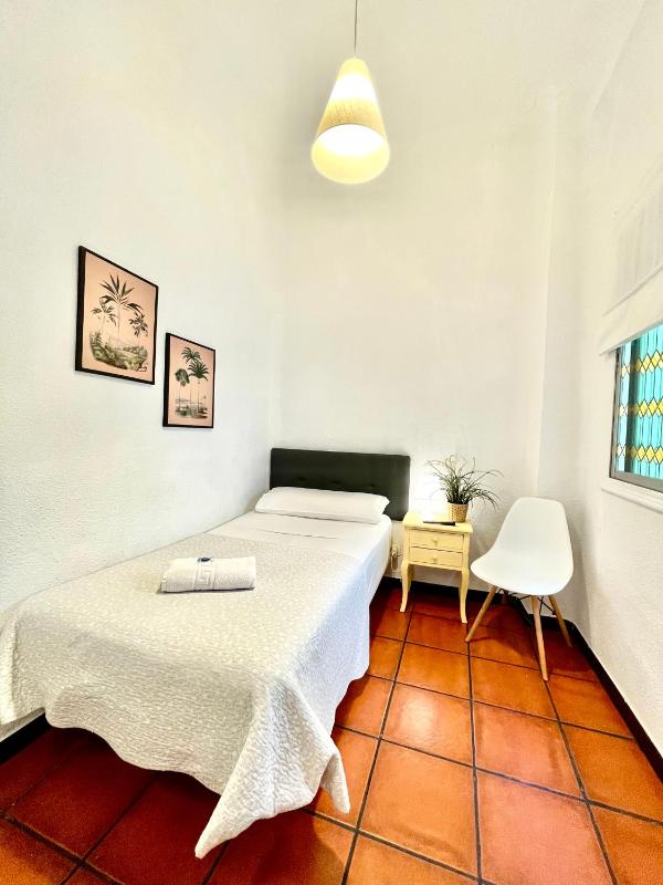 Single Room with Shared Bathroom image 1