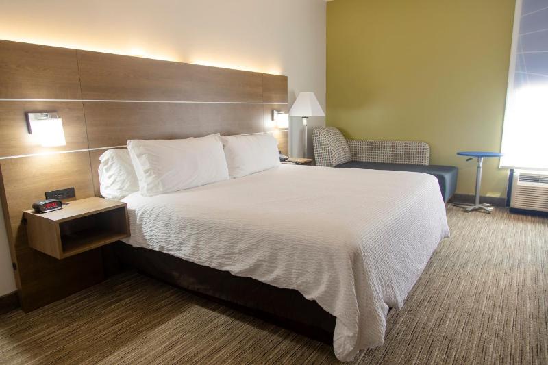 Standard King Room image 2