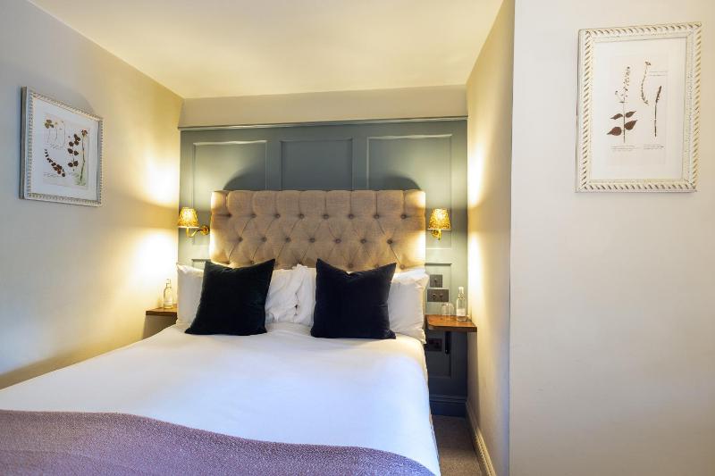 Standard Double Room image 3
