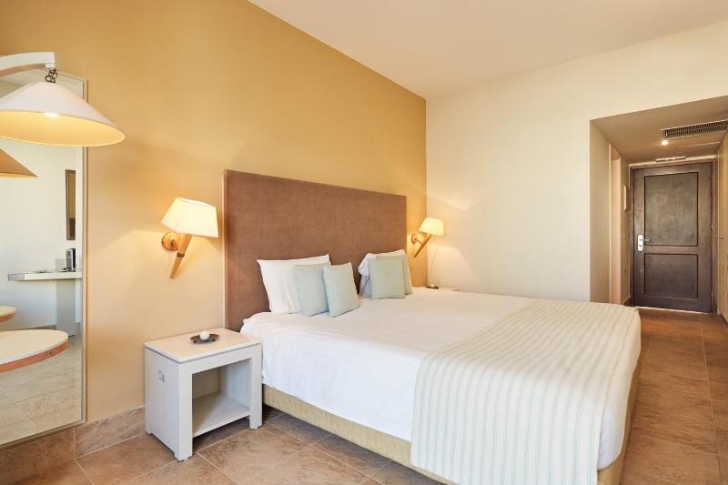 Standard Double Room with Garden View image 3