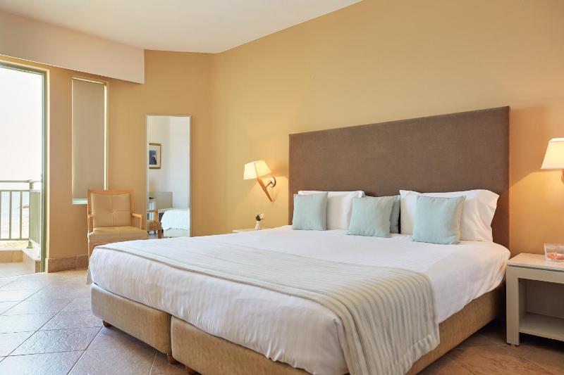 Standard Double Room with Sea View image 3