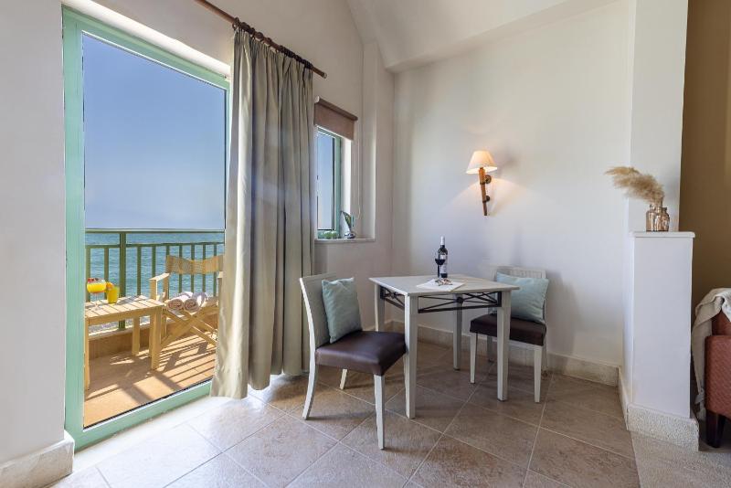 Junior Suite - Sea Front image 3