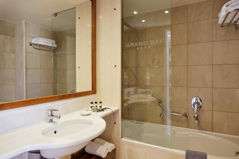 Junior Suite - Sea Front with Sharing Pool  image 3