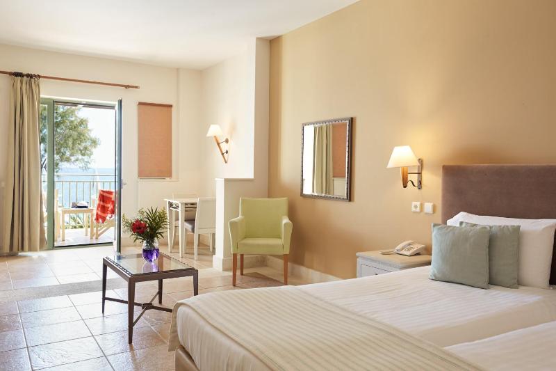 Junior Suite-Sea Front with Pool Access  image 1