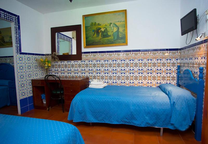 Triple Room with Private Bathroom image 4