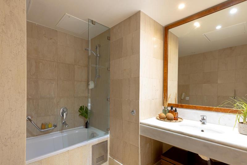 Junior Suite-Sea Front with Pool Access  image 3