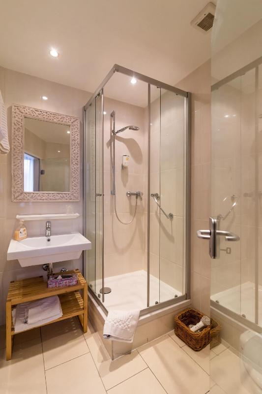 Single Room image 3