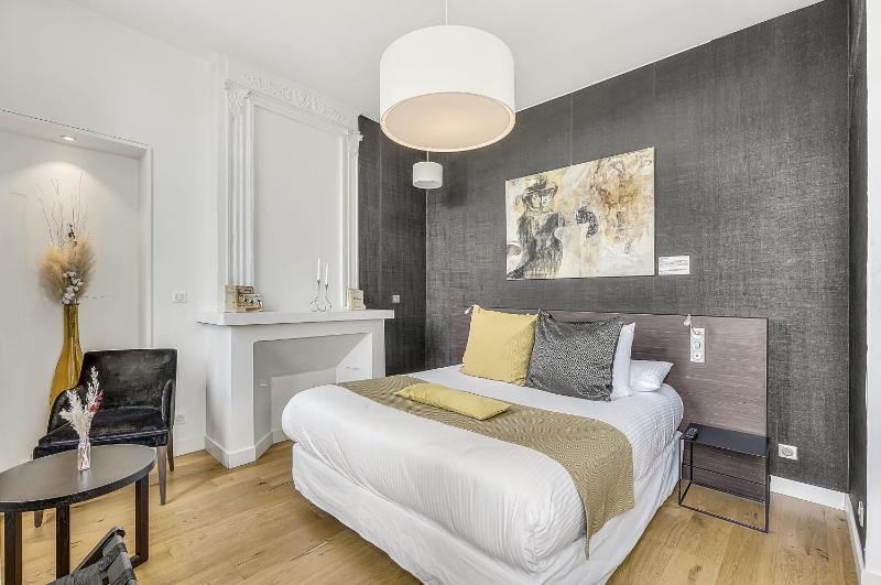 Deluxe King Room image 4