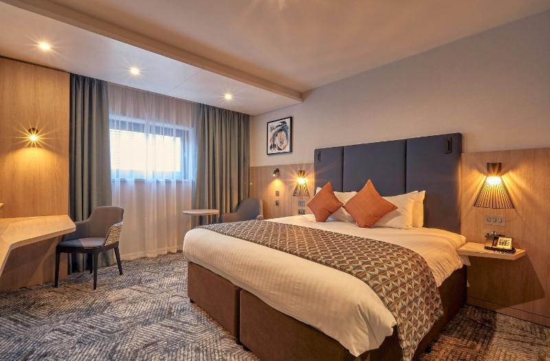 Standard King Room image 4