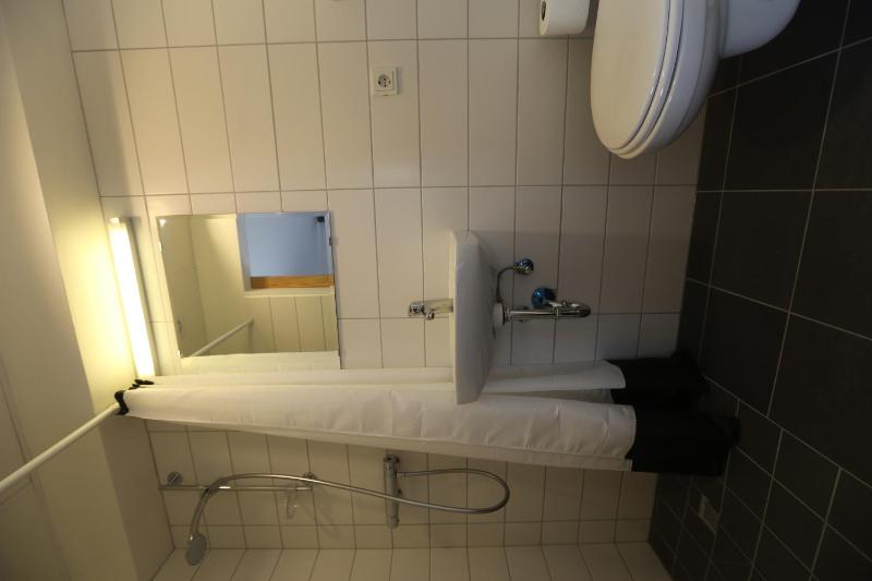 Twin Room with Private Bathroom image 2