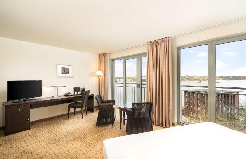 Executive Double Room with lateral river view image 3