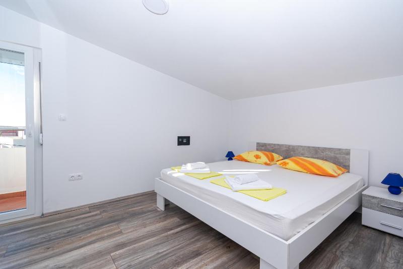 One-Bedroom Apartment with Balcony and Sea View image 1