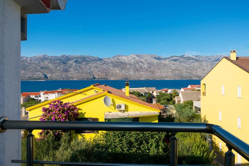One-Bedroom Apartment with Balcony and Sea View image 3