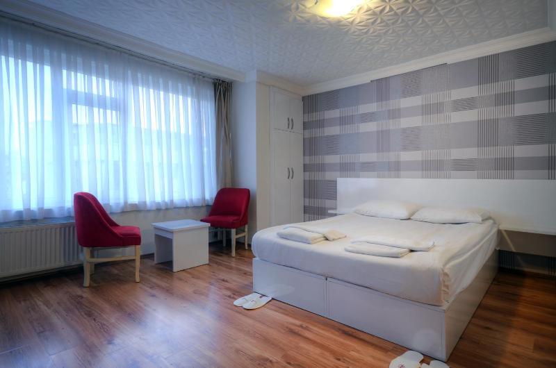 Standard Double Room image 3