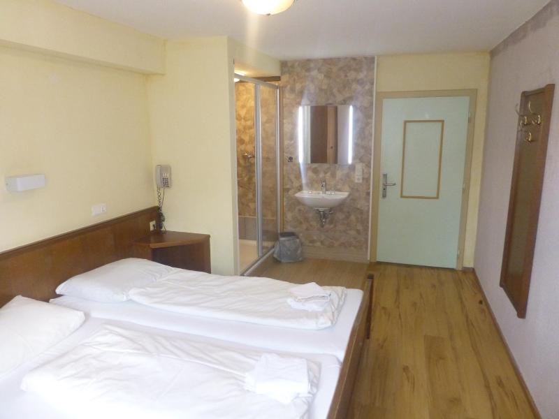 Economy Double Room with Shared Bathroom image 2