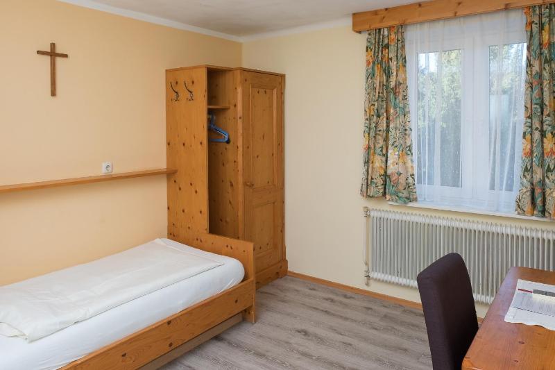 Standard Single Room image 2