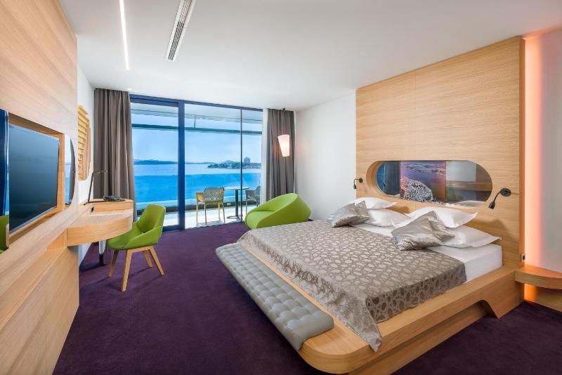Deluxe Double or Twin Room with Balcony and Sea View image 3