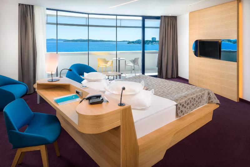 Deluxe Double or Twin Room with Balcony and Sea View image 4
