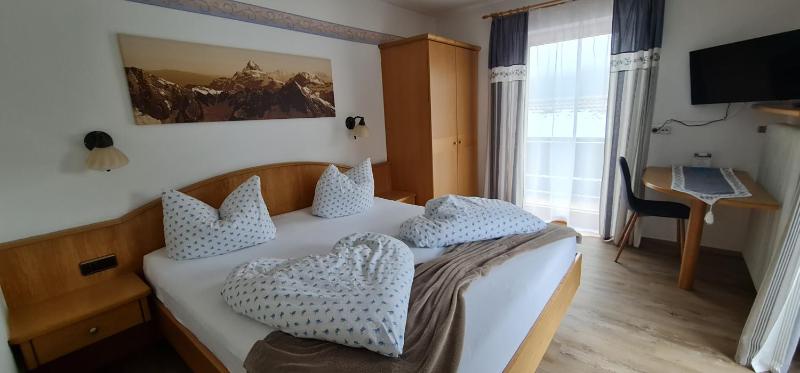 Budget Double Room image 3