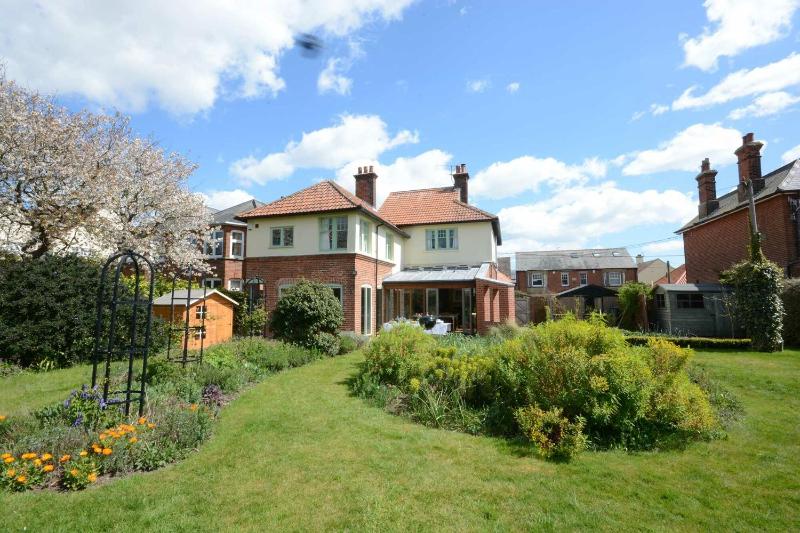 Holly Lodge - image 2