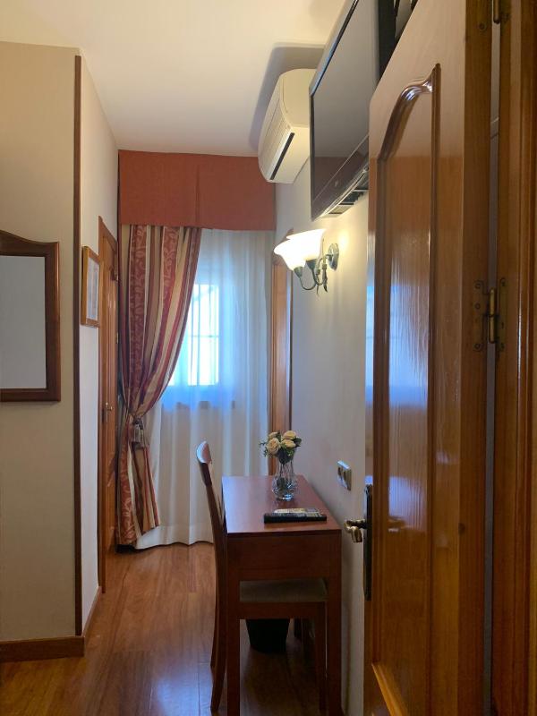 Single Room image 2
