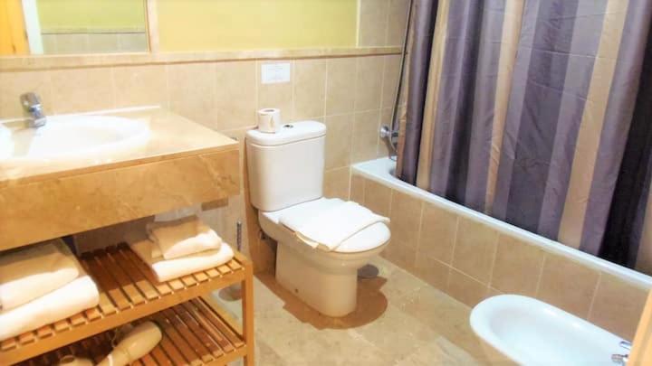 Apartamento espacioso con seis piscinas muy tranquilo y jardines cercano a la playa - image 8