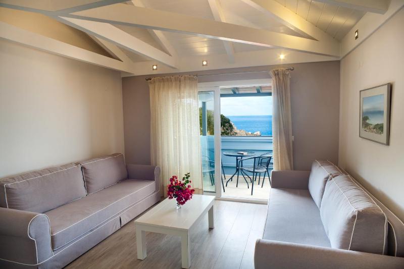 Deluxe Suite with Sea View image 3