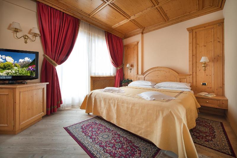 King Suite with Spa Bath image 4