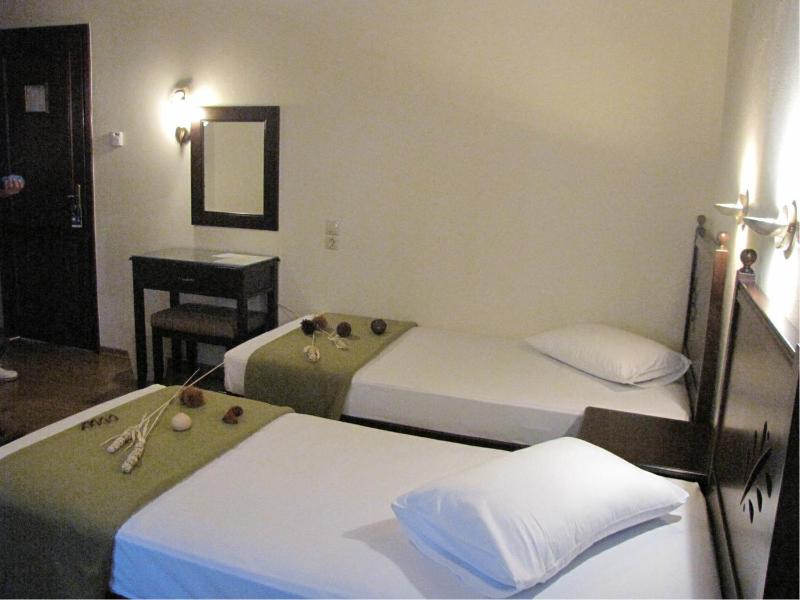 Standard Twin Room image 1