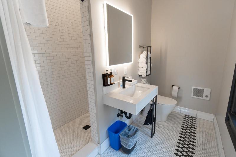 Queen Room image 2