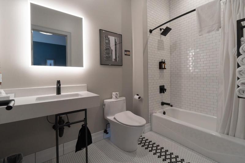 Superior King Room image 3