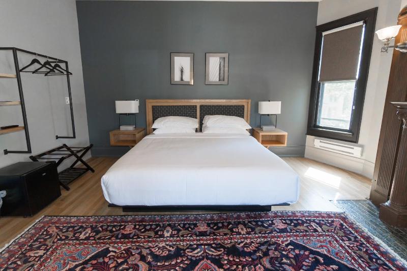 Superior King Room image 4