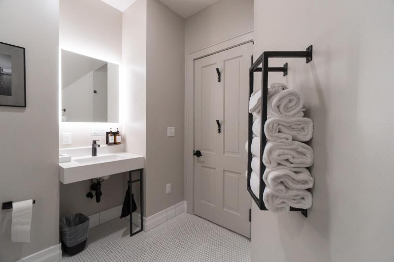 Superior King Room image 3