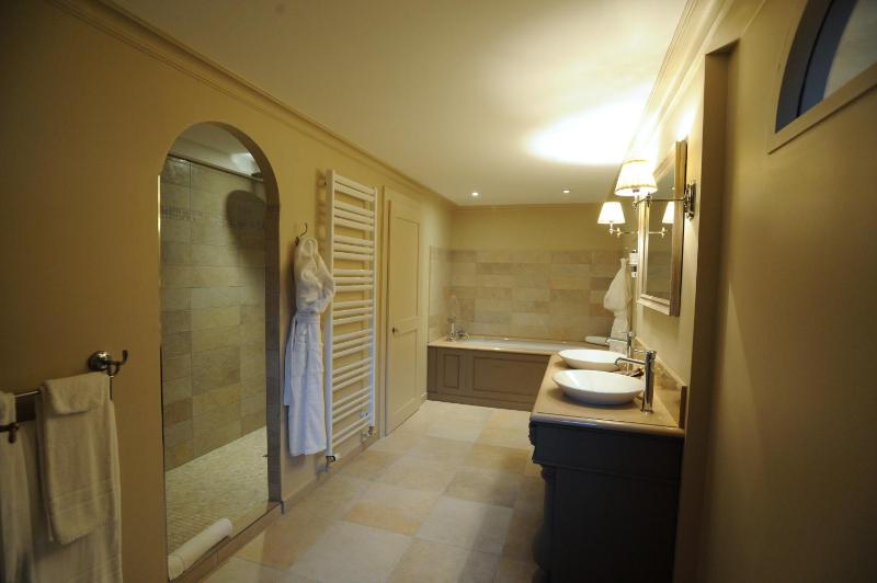 Suite with Garden View image 2