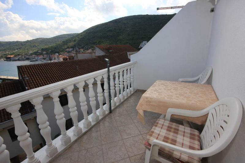 One-Bedroom Apartment with Terrace and Sea View image 3
