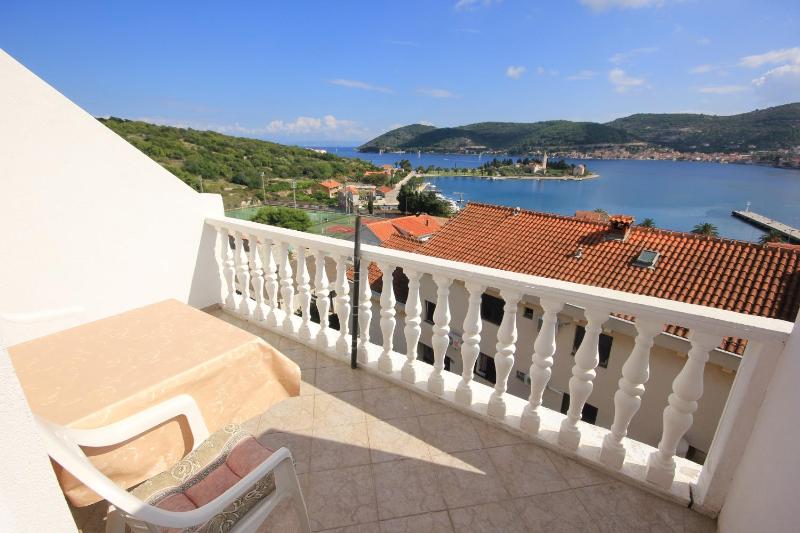 One-Bedroom Apartment with Terrace and Sea View image 3