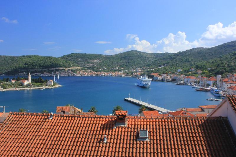 One-Bedroom Apartment with Terrace and Sea View image 2