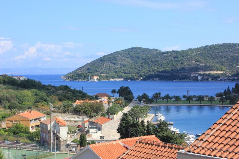 One-Bedroom Apartment with Terrace and Sea View image 2