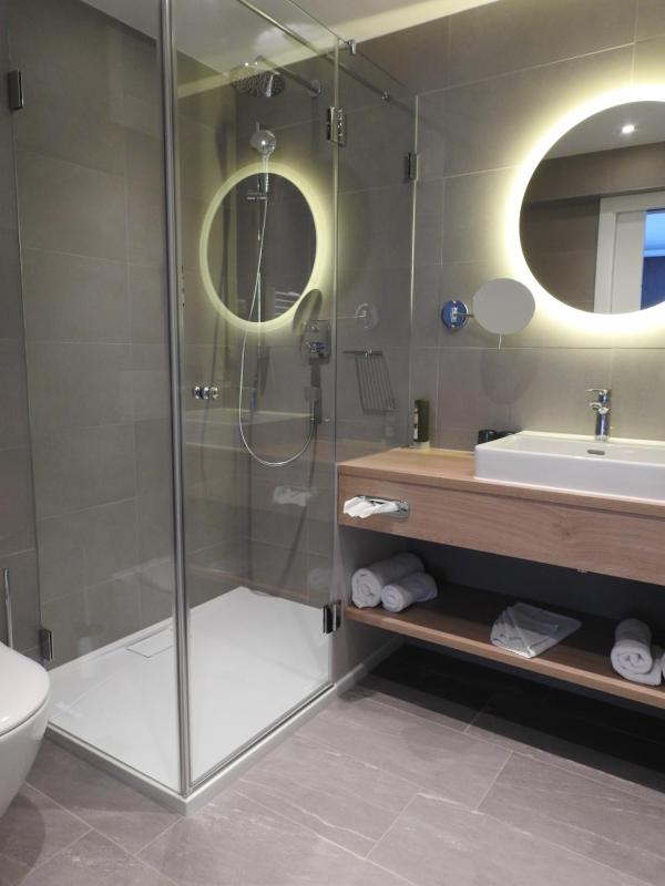 Deluxe Double Room with Balcony image 3