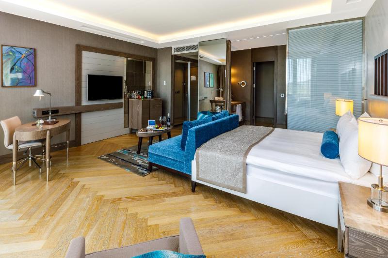 Deluxe King Room with Garden View image 1