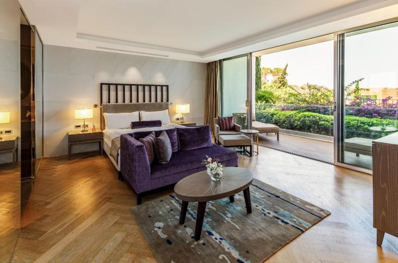 Deluxe King Room with Garden View image 3