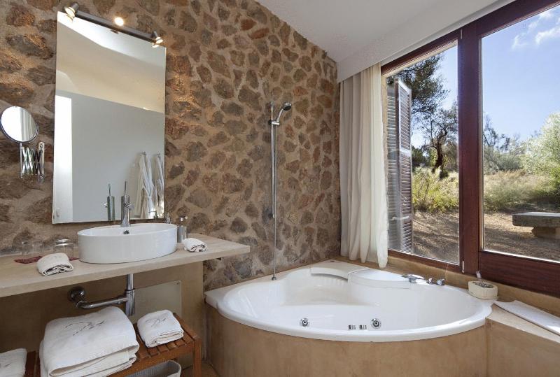 Suite with Spa Bath image 2