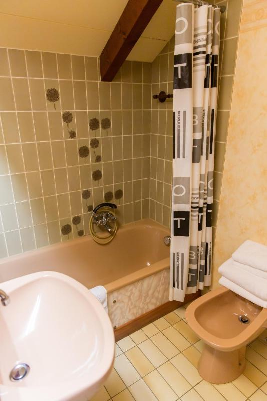 Twin Room image 3