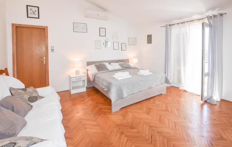 One-Bedroom Apartment image 2