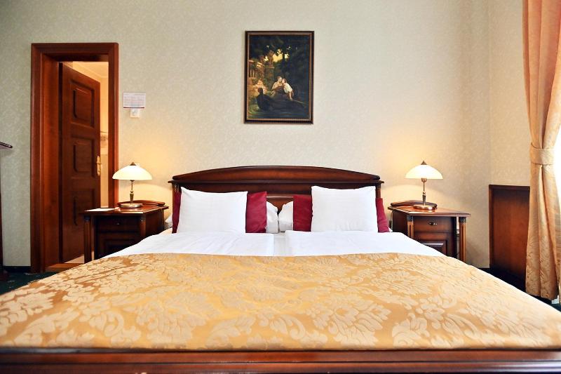 Classic Double Room image 2