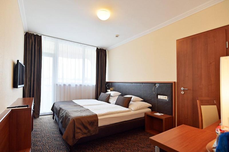 Two Connecting Double Rooms image 1