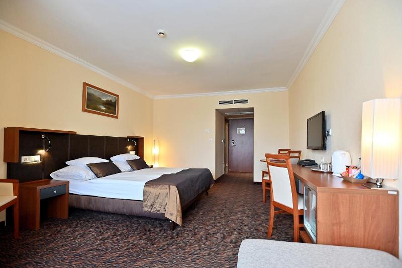 Standard Double Room with Extra Bed image 1