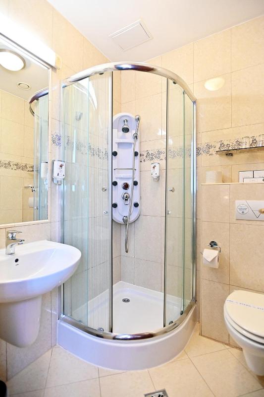 Classic Double Room image 4
