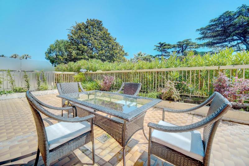 comfortable 3 bedroom superb south terrace - image 1